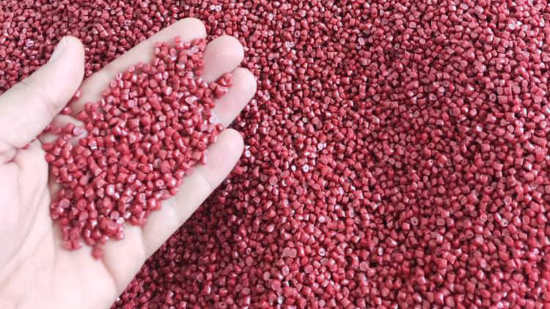 Polymer raw material granules for industrial processing